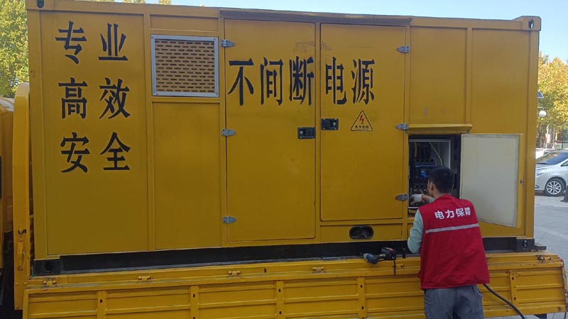 西丰柴油发电机组和UPS电源配合使用时，如何避免切换过程中的电力中断？